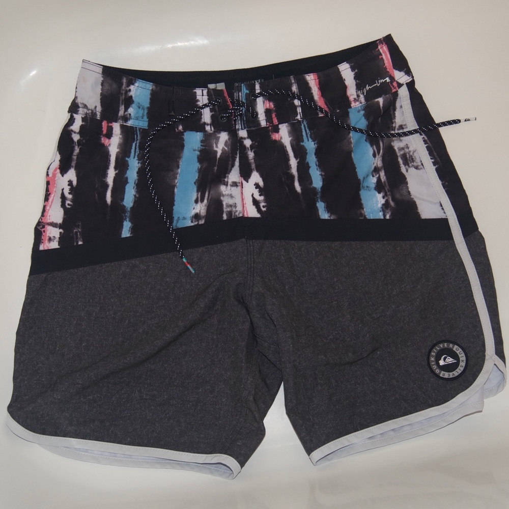 Quiksilver Highline 18” boardshorts size 29